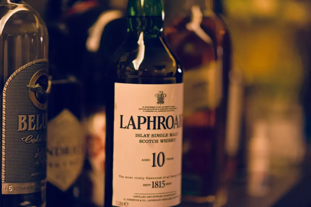 ラフロイグの定価一覧！10年から希少ボトルまで価格・特徴・飲み方を徹底解説
